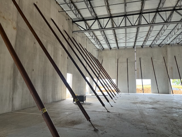 Tilt-wall commercial building — steel truss and brace installation